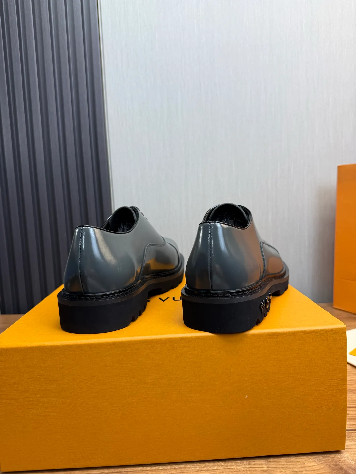 Men's shoes 💰900💰 LV. Men's casual lace-up leather shoes, the latest hot style 🔥 1:1 original purchase quality, top quality goods ⬆️The upper is imported open-edge beaded cowhide, cowhide, and cow suede. The hand-made three-dimensional stitching highlights the round toe design. The inner foot pads are all imported cowhide, with the original wear-resistant foam outsole, matching code 39-44, (38, 45 custom-made, non-refundable)